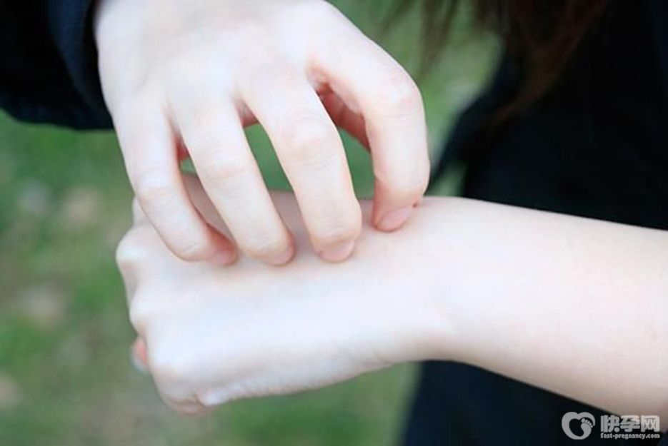 手上长小水泡痒是什么原因？很可能是这4个原因，快看看