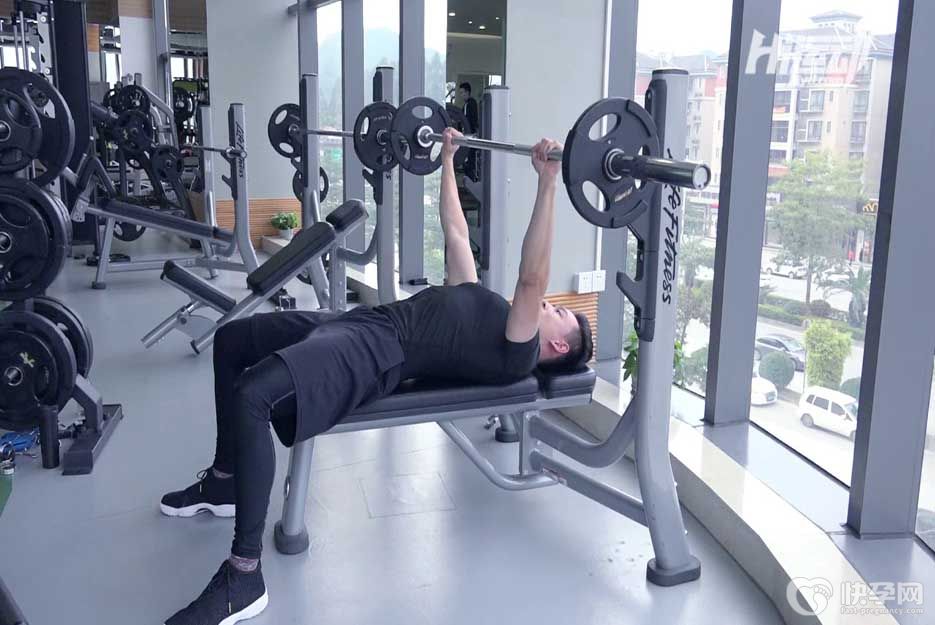 分享练胸肌最好的方法，5个动作让胸肌更饱满立体