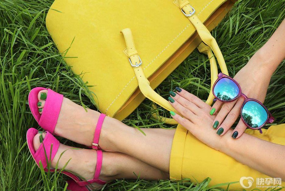 光脚穿凉鞋出汗小妙招，试试这4招，让你脱鞋不再尴尬