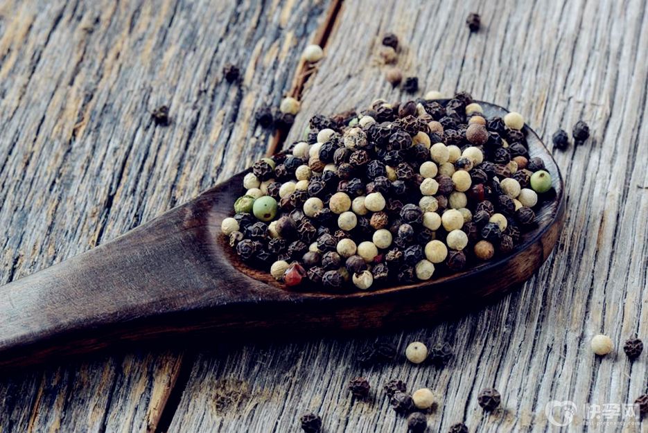 黑胡椒和白胡椒有什么区别？黑胡椒和白胡椒的区别解读