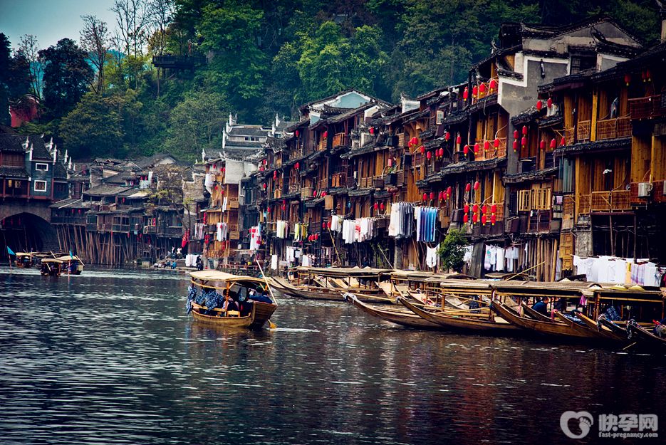 凤凰古城怎么玩好玩？2025赠你凤凰古城旅游攻略景点必去