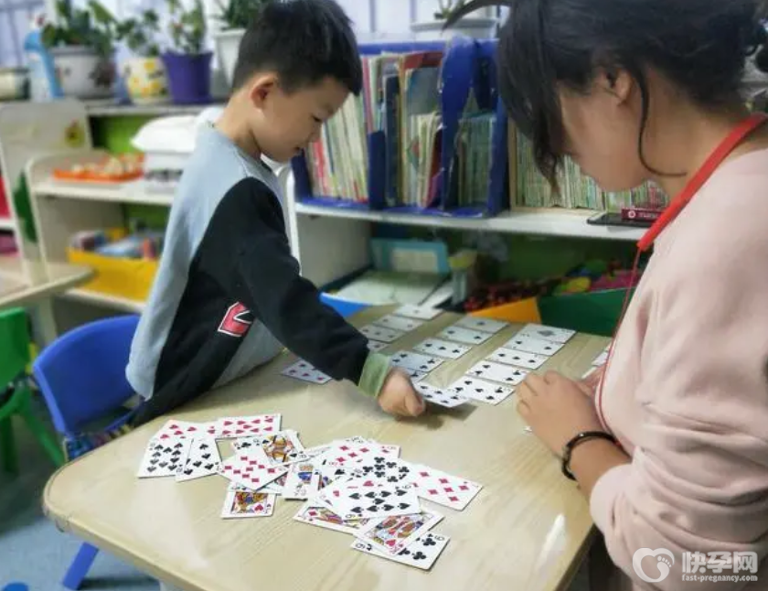 陪孩子打扑克的3大好处，绝对出乎你的意料