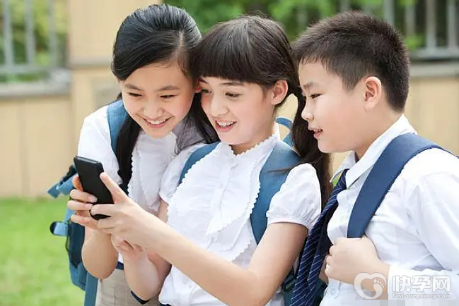 孩子沉迷于手机的6大危害,最大的伤害是娃的大脑和注意力