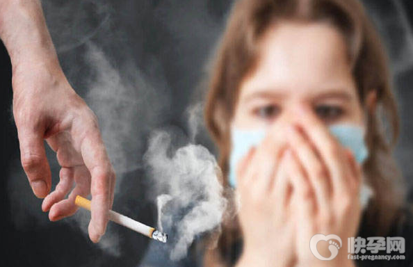 吸了二手烟的4个补救方法，多喝水、多排尿有利于清肺排毒