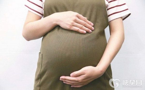 在北京事业单位工作的女性产假期间五险一金由谁缴纳？