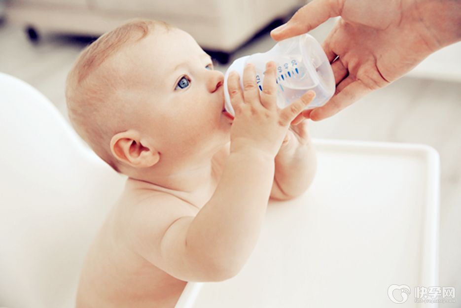 给婴儿喂母乳你真的会吗？教你给婴儿喂母乳的正确姿势