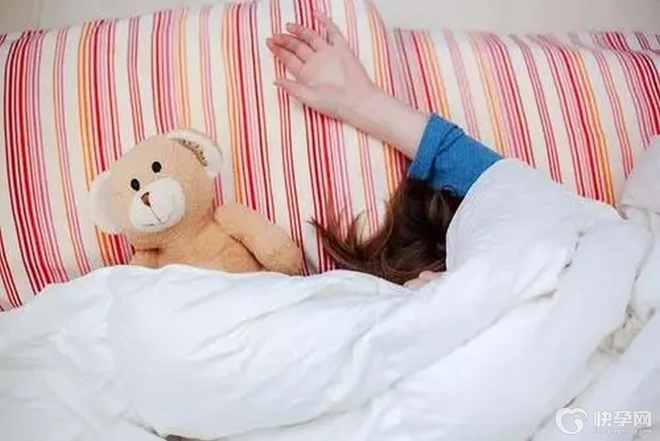 宝宝5种错误睡觉方式图，一不小心就会酿成大错，家长们注意了