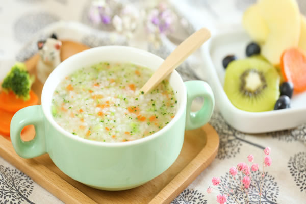 宝宝辅食先加大米还是小米，帮助大家正确给宝宝添加辅食