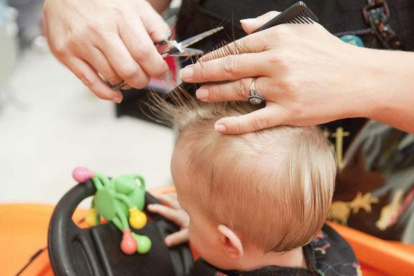 婴儿满月理发有什么讲究？满月剪头发顺口溜