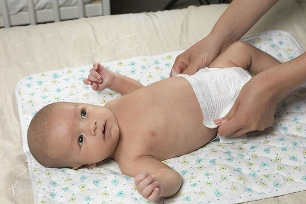 新生儿尿布多大尺寸合适?标准婴儿尿布尺寸表
