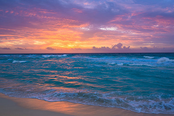 孕妇梦见大海海浪翻滚把自己淹没是什么意思？