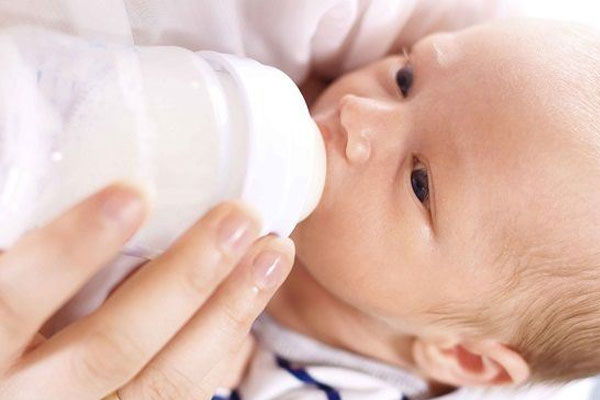 宝宝吃奶出汗怎么回事？或许这4个因素有关