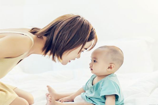 婴儿几个月会走路算正常？早走路晚走路都不行