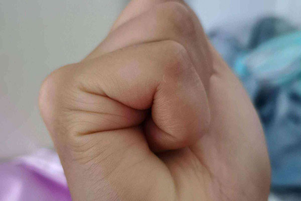 揭秘右手握拳看男女方法，生二胎看子女线都说准