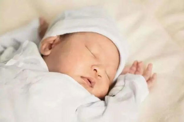 婴儿斜颈是怎么引起的，越早纠正效果越好