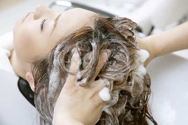 孕妇可以弯腰洗头吗 弯腰风险大不如这样洗头更安心