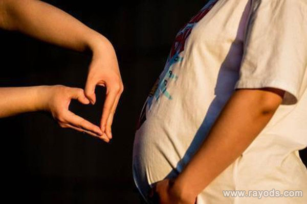 胎动一蹬一蹬的男孩 胎动频繁正常吗怎么办