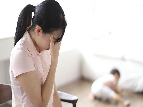 女人产后容易抑郁都是这些因素的锅：别再给她施加压力了