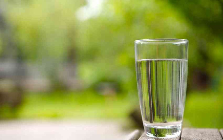 一天坚持喝8杯水，一个月后皮肤和体重都会发生变化！