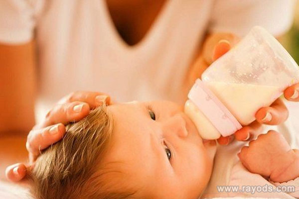 产后初乳能给孩子吃吗？初乳的好处和作用