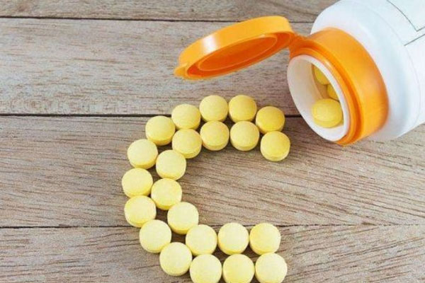 孕妇缺乏维生素c会导致胎儿免疫力下降，应该如何补充维生素c呢。