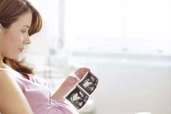 女性应该要怎么分辨例假推迟和怀孕的情况？