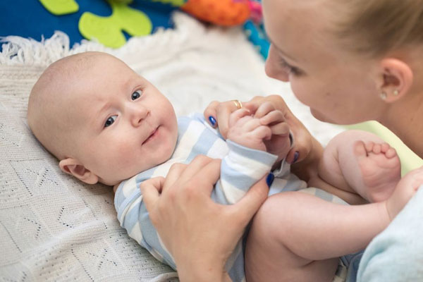 刚出生的宝宝鼻塞怎么办？8个处理小妙招简单又有效