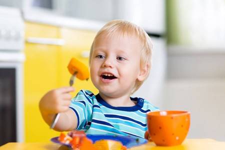 妈妈别看孩子吃得多，体质仍然是虚弱是怎么回事