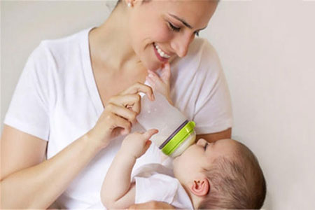 如何让宝宝喂养更轻松，母乳、辅食混合让宝宝健康发育