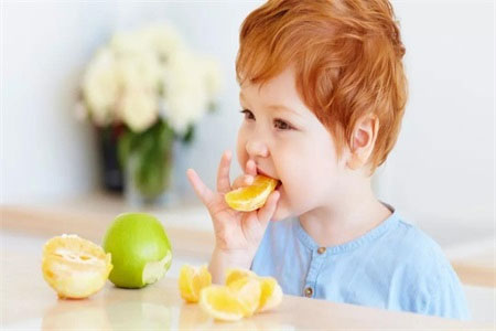 1岁前宝宝坚决不能吃盐，摄入过多危害健康