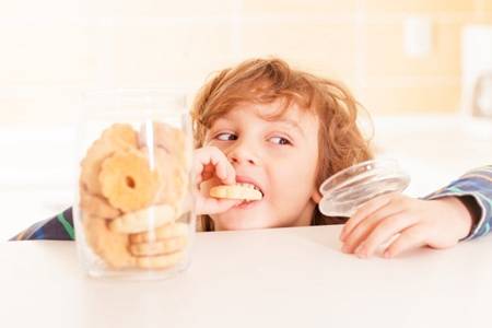 面对爱吃的零食的孩子，妈妈是妥协还是禁止