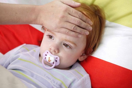 孩子发烧你还在捂汗吗，正确的降温方法妈妈要知道