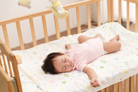 宝宝睡眠不好，妈妈两招解决孩子睡前哭闹问题