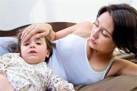 宝宝发烧怎么办？家长先别着急降温，先看看这几点