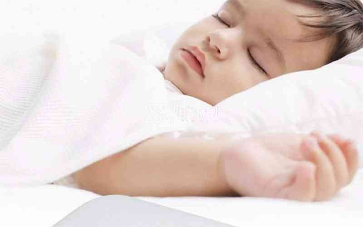 婴儿用定型枕时身子应该是平躺着睡还是右侧着睡？