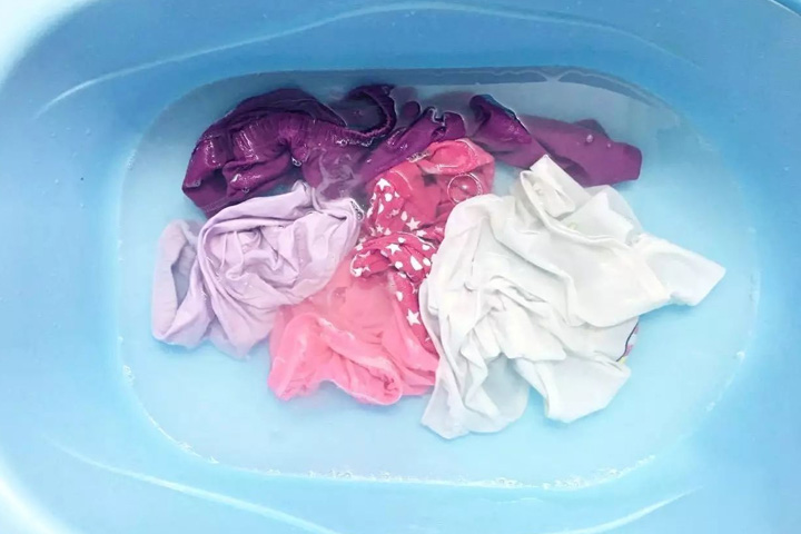 婴儿衣服初次洗涤用开水烫的正确步骤是什么？