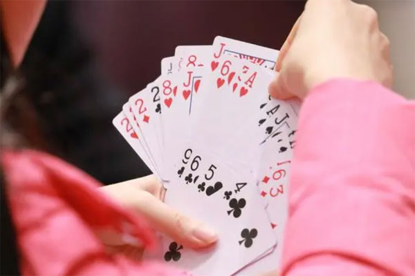 陪孩子打扑克的好处，既促进亲子关系，又提高孩子智商与情商！
