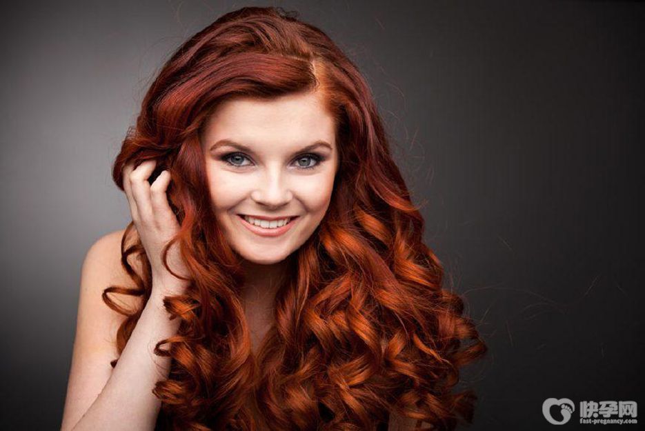 头发自然卷适合什么发型？无需拉直充分利用卷发优势