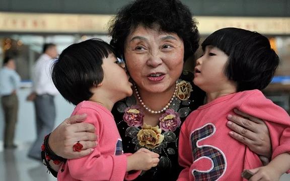 已经绝经的盛海琳做双胞胎试管用的是谁的卵子？