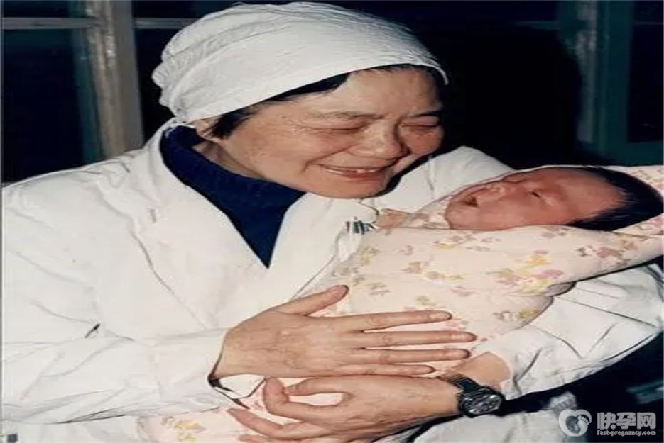 中国第一例试管婴儿也当妈妈了