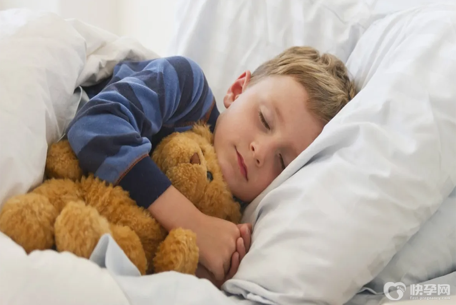 小孩睡觉磨牙是怎么回事？6个原因家长需引起注意