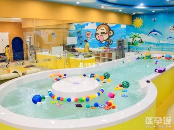 解读医生不建议婴儿游泳的原因：容易呛水不说还影响发育！