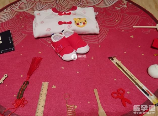 宝宝周岁抓周必备八样东西，男孩女孩抓周物品寓意有差异！