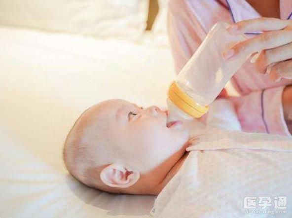 这才是人工喂奶的正确姿势，想防止呛奶就得选好角度！