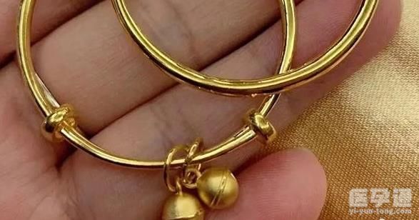 为什么俗话说婴儿戴镯子最好是男戴金女戴银？