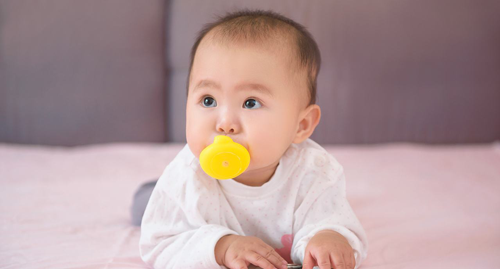 硅胶和乳胶哪个好?选购安抚奶嘴还要看这3点