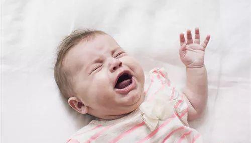 婴儿长牙持续发烧快5天了，听说按摩能退烧我该怎么做？