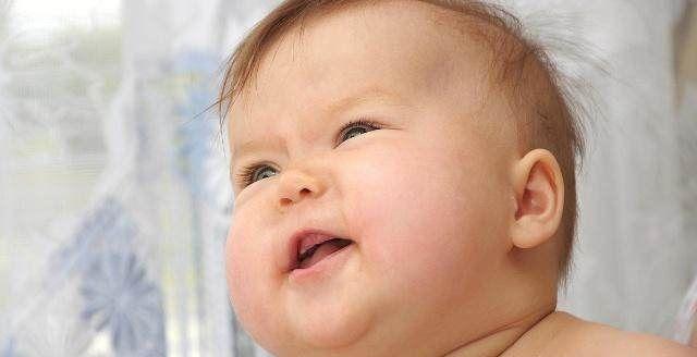 八个月宝宝出牙脾气大正不正常，长牙期烦躁是怎么回事？