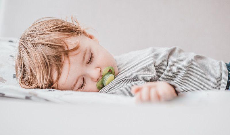 宝宝5个月就长出两颗牙齿了正常吗？有什么说法？