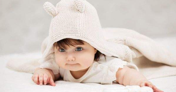 新生儿打嗝也能趴着拍，这几种的拍嗝方式请收下！